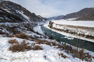 Kışın Katun ve Altay nehirlerinin manzarası, Sibirya, Rusya