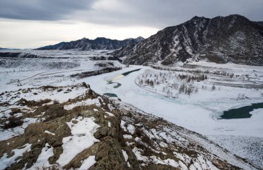 Chuya ve Katun nehirlerinin birleştiği yer, Altai, Sibirya, Rusya 'daki ünlü seyahat merkezi.