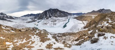 Chuya ve Katun nehirlerinin birleştiği yer, Altai, Sibirya, Rusya 'daki ünlü seyahat merkezi.