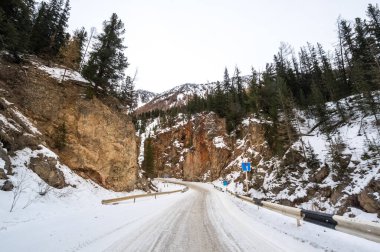 Kış mevsiminde Altay dağlarında, Sibirya, Rusya 'daki 