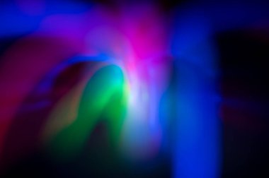 Şehir ışıklarının arabalardan, pencerelerden, sokak lambalarından ve parmaklıklardan soyut desenleri