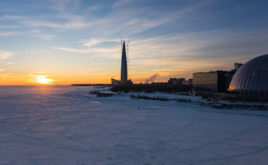 Lakhta Merkezi ve Finlandiya Körfezi 'nin panoramik manzarası, Saint-Petersburg, Rusya
