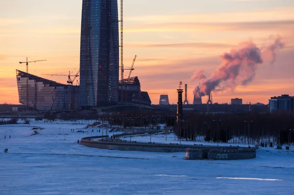 Lakhta Merkezi ve Finlandiya Körfezi 'nin panoramik manzarası, Saint-Petersburg, Rusya