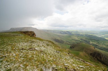 Rusya 'nın Karachay-Çerkesya Cumhuriyeti' ndeki Bermamyt Platosu 'nun panoramik manzarası