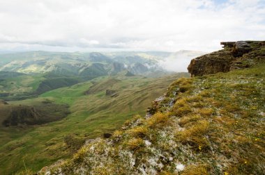 Rusya 'nın Karachay-Çerkesya Cumhuriyeti' ndeki Bermamyt Platosu 'nun panoramik manzarası