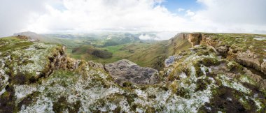 Rusya 'nın Karachay-Çerkesya Cumhuriyeti' ndeki Bermamyt Platosu 'nun panoramik manzarası