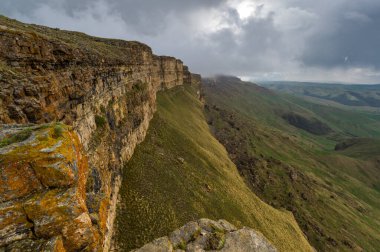 Rusya 'nın Karachay-Çerkesya Cumhuriyeti' ndeki Bermamyt Platosu 'nun panoramik manzarası