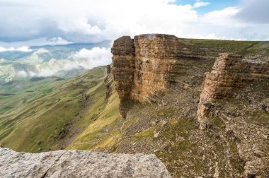 Rusya 'nın Karachay-Çerkesya Cumhuriyeti' ndeki Bermamyt Platosu 'nun panoramik manzarası