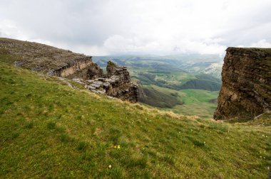 Rusya 'nın Karachay-Çerkesya Cumhuriyeti' ndeki Bermamyt Platosu 'nun panoramik manzarası