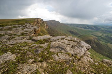 Rusya 'nın Karachay-Çerkesya Cumhuriyeti' ndeki Bermamyt Platosu 'nun panoramik manzarası