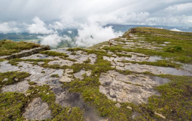 Rusya 'nın Karachay-Çerkesya Cumhuriyeti' ndeki Bermamyt Platosu 'nun panoramik manzarası