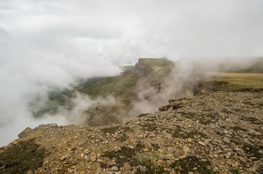 Rusya 'nın Karachay-Çerkesya Cumhuriyeti' ndeki Bermamyt Platosu 'nun panoramik manzarası