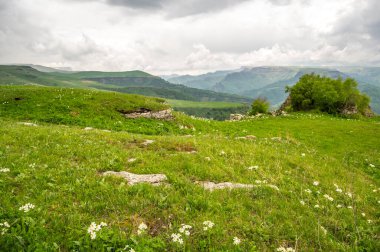 Rusya 'nın Karachay-Çerkesya Cumhuriyeti' ndeki Bermamyt Platosu 'nun panoramik manzarası