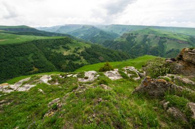 Rusya 'nın Karachay-Çerkesya Cumhuriyeti' ndeki Bermamyt Platosu 'nun panoramik manzarası