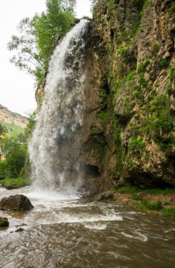 Rusya 'nın Karachay-Çerkesya Cumhuriyeti' ndeki Kafkasya dağlarında bal şelaleleri