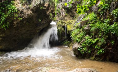 Rusya 'nın Karachay-Çerkesya Cumhuriyeti' ndeki Kafkasya dağlarındaki şelale manzarası