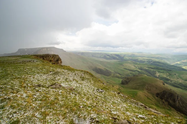 Rusya 'nın Karachay-Çerkesya Cumhuriyeti' ndeki Bermamyt Platosu 'nun panoramik manzarası