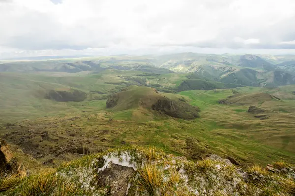 Rusya 'nın Karachay-Çerkesya Cumhuriyeti' ndeki Bermamyt Platosu 'nun panoramik manzarası