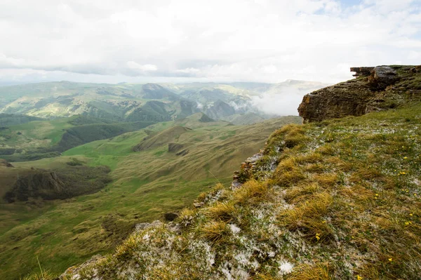Rusya 'nın Karachay-Çerkesya Cumhuriyeti' ndeki Bermamyt Platosu 'nun panoramik manzarası