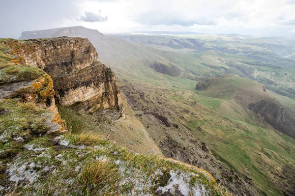 Rusya 'nın Karachay-Çerkesya Cumhuriyeti' ndeki Bermamyt Platosu 'nun panoramik manzarası
