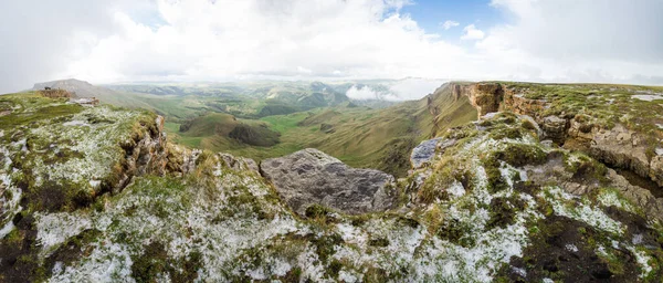 Rusya 'nın Karachay-Çerkesya Cumhuriyeti' ndeki Bermamyt Platosu 'nun panoramik manzarası