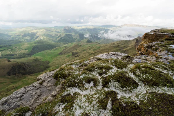 Rusya 'nın Karachay-Çerkesya Cumhuriyeti' ndeki Bermamyt Platosu 'nun panoramik manzarası