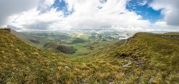 Rusya 'nın Karachay-Çerkesya Cumhuriyeti' ndeki Bermamyt Platosu 'nun panoramik manzarası