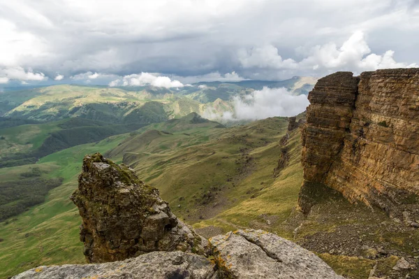 Rusya 'nın Karachay-Çerkesya Cumhuriyeti' ndeki Bermamyt Platosu 'nun panoramik manzarası