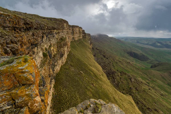 Rusya 'nın Karachay-Çerkesya Cumhuriyeti' ndeki Bermamyt Platosu 'nun panoramik manzarası