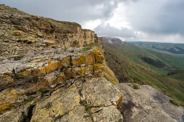 Rusya 'nın Karachay-Çerkesya Cumhuriyeti' ndeki Bermamyt Platosu 'nun panoramik manzarası