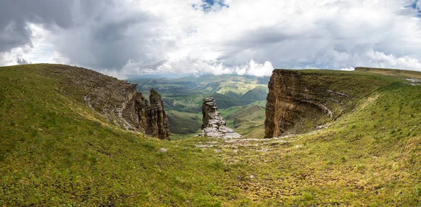 Rusya 'nın Karachay-Çerkesya Cumhuriyeti' ndeki Bermamyt Platosu 'nun panoramik manzarası