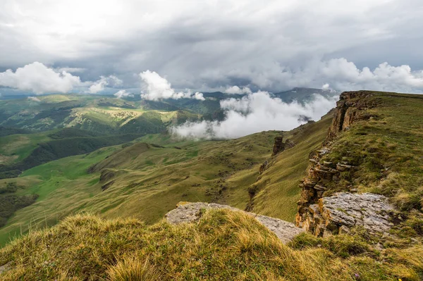 Rusya 'nın Karachay-Çerkesya Cumhuriyeti' ndeki Bermamyt Platosu 'nun panoramik manzarası