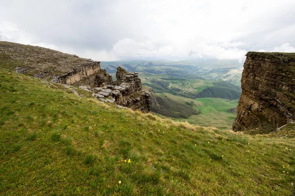 Rusya 'nın Karachay-Çerkesya Cumhuriyeti' ndeki Bermamyt Platosu 'nun panoramik manzarası