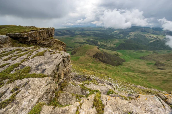 Rusya 'nın Karachay-Çerkesya Cumhuriyeti' ndeki Bermamyt Platosu 'nun panoramik manzarası