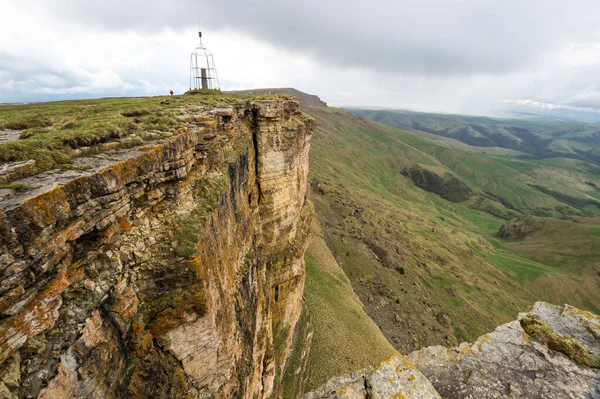 Rusya 'nın Karachay-Çerkesya Cumhuriyeti' ndeki Bermamyt Platosu 'nun panoramik manzarası