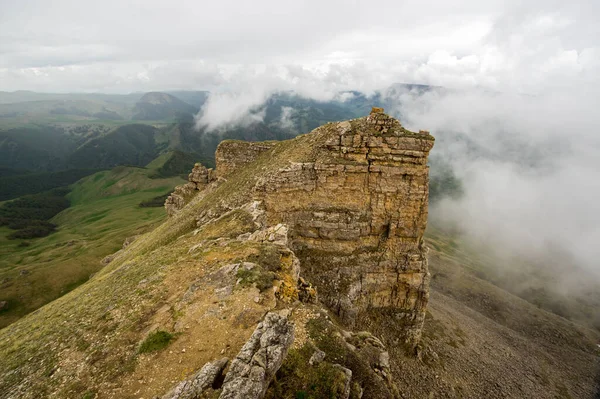 Rusya 'nın Karachay-Çerkesya Cumhuriyeti' ndeki Bermamyt Platosu 'nun panoramik manzarası