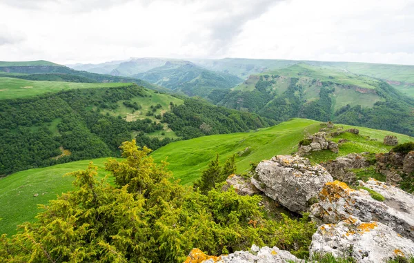 Rusya 'nın Karachay-Çerkesya Cumhuriyeti' ndeki Bermamyt Platosu 'nun panoramik manzarası