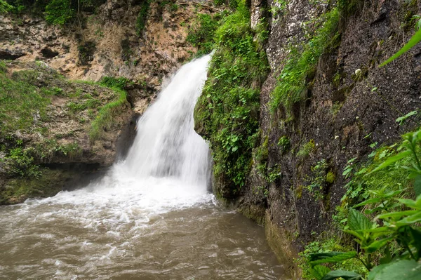 Rusya Nın Karachay Çerkesya Cumhuriyeti Ndeki Kafkasya Dağlarındaki Şelale Manzarası — Stok fotoğraf