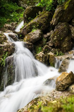 Rusya 'nın Kabardino-Balkaria bölgesindeki Kafkas dağlarında Cherek Vadisi' ndeki şelale.