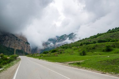 Kabardino-Balkaria, Rusya 'daki Kafkasya dağlarındaki Cherek Geçidi manzarası
