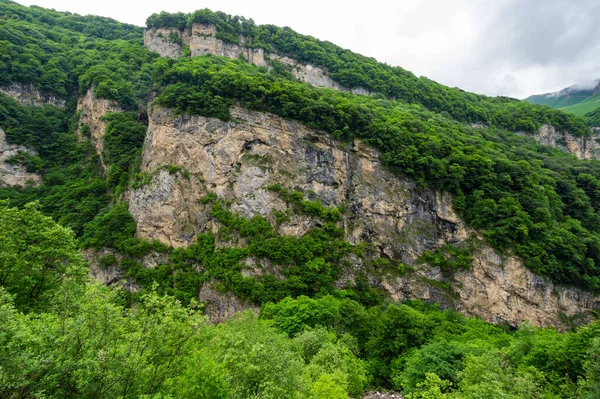 ロシア カバルディノ バルカリアのコーカサス山脈のチェレク峡谷の眺め — ストック写真