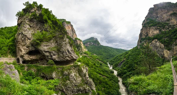 Kabardino-Balkaria, Rusya 'daki Kafkasya dağlarındaki Cherek Geçidi manzarası