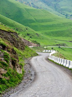 Kuzey Osetya-Alanya 'daki Kurtatin Vadisi, Rusya' nın Kuzey Kafkasya bölgesi.