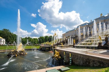 Aziz Petrus, Rusya - 18 Haziran 2018 Büyük Şelale Çeşmeleri, Saint-Petersburg, Rusya. Peterhof park topluluğu UNESCO 'nun dünya mirasına aittir.
