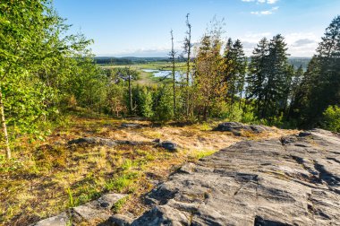 Finlandiya sınırına yakın Ladoga Gölü 'nün kuzey ucunda yer alan Rusya' nın Karelia Cumhuriyeti 'nin Sortavala kentindeki Kuhavuori Dağı.