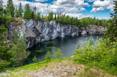 Ruskeala, Karelia, Rusya 'daki dağ parkındaki mermer kanyon.
