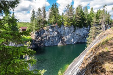Ruskeala, Karelia, Rusya 'daki dağ parkındaki mermer kanyon.
