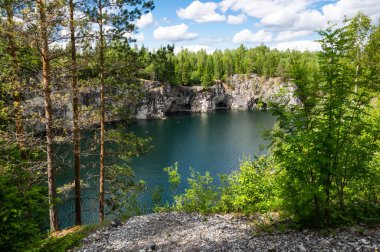 Ruskeala, Karelia, Rusya 'daki dağ parkındaki mermer kanyon.