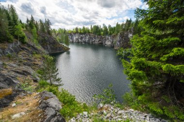 Ruskeala, Karelia, Rusya 'daki dağ parkındaki mermer kanyon.