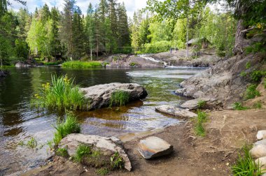 Rusya 'nın Karelia Cumhuriyeti' ndeki göl manzarası